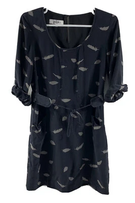 Vestido Tibi para mujer 4 negro estampado de plumas flotantes bolsillos de seda con cinturón cambio Foto 1 de 4