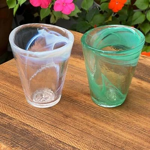 Dos vasos Kosta Boda Ulrica Hydman Vallien blancos suaves y verdes suaves - Imagen 1 de 12