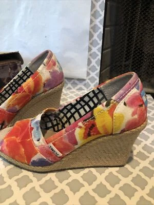 女式 Toms 5 码 Corbel 花卉楔形高跟鞋 — 第 1/4 张图片