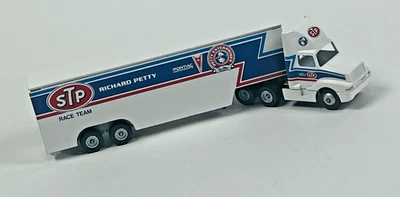 Winross STP Richard Petty Race Team Truck & Trailer 1:64 DieCast Nascar USA - Image 1 of 4