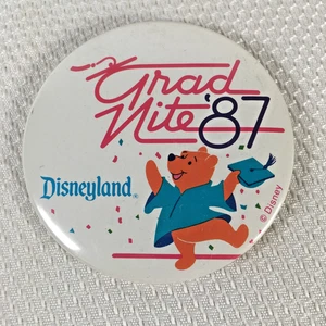 Vintage 1987 Disneyland Pin Button Grad Nite '87 Pooh Bear Graduation 3" - Bild 1 von 2