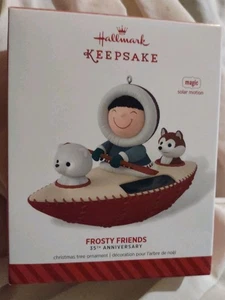 2014 Hallmark "Frosty Friends" 35th Anniversary Frosty + solarbetriebenes Kajak - Bild 1 von 1