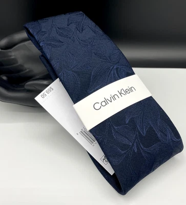 Corbata de mezcla de seda para hombre Calvin Klein ~ azul marino oscuro ~ floral ~ NUEVA PRECIO DE VENTA SUGERIDO POR EL FABRICANTE: $69,50 Foto 1 de 3