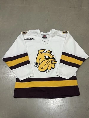 Camiseta deportiva de hockey UMD Bulldogs talla K1 mediana Duluth Minnesota manchas ligeras Foto 1 de 4