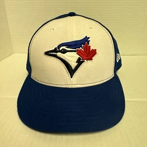 Cappello uomo NewEra 59fifty MLB Toronto Blue Jays On Field bianco blu 7 5/8 - Foto 1 di 7