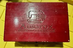 Máquina de coser de mano tijeras de hilo bobinas dedal pasadores etc lote de costura de colección - Imagen 1 de 11