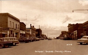 TAMAÑO POSTAL ESCENA CALLEJERA FOLEY MINNESOTA REPRODUCCIÓN DE IMAGEN ANTIGUA COCHES DE COLECCIÓN - Imagen 1 de 1