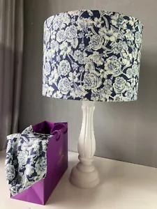 Lampenschirm 30 cm/40 cm in Liberty Of London Tana Lawn Stoff in Navy - Bild 1 von 3