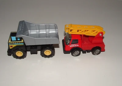 Camión con escalera Tonka y camión volquete Tonka, metal/plástico, usado Foto 1 de 4