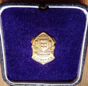 Lancashire Football Association 1934 - 1935 Linesman 9 Carat Gold Button Badge - Picture 1 of 11