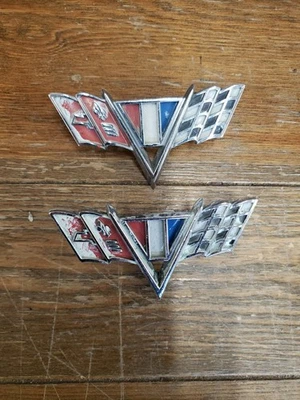 3840318 1964-67 Chevy II Camaro guardabarros V emblemas bandera usado OEM Foto 1 de 4