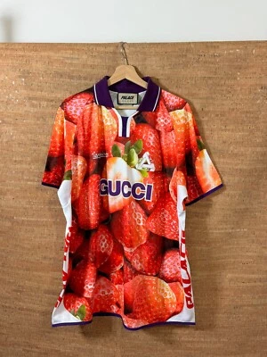 Gucci X Palace Camiseta Técnica Estampado Fresa Fútbol Talla XXL Hecha en Italia Foto 1 de 4