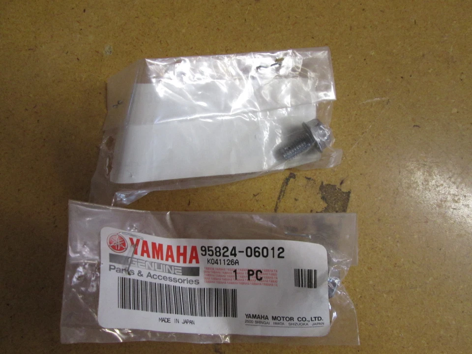 Tornillo de brida de manguera de radiador Yamaha 2004 FZ600 95824-06012 NUEVO DE STOCK Foto 1 de 1