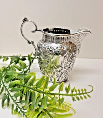 Hermosa crema Repoussé de plata de ley sin monograma 145 gramos trabajo Foto 1 de 4