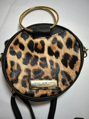 Monedero Marc New York redondo estampado leoard Andrew Marc A4 Foto 1 de 4