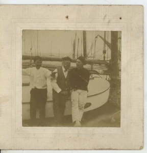 Gruppe Männer lehnt an Boot Kabinett Karte 5x5 um 1885 - Bild 1 von 2