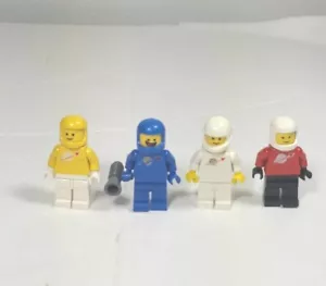 Vintage Lego Minifigs Astronauts Blu Bianco Giallo Rosso Figure Parzialmente Complete - Foto 1 di 8