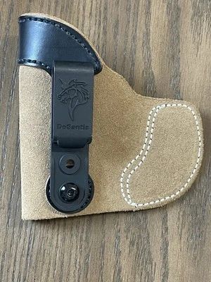 Coldre Desantis 111 E 1 bolso-tuk couro direito revólveres dois tons - Imagem 1 de 4