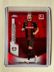 2023/24 TOPPS CHROM Bundesliga JONAS HOFMANN Bayer Leverkusen #5 rot Refraktor - Bild 1 von 5