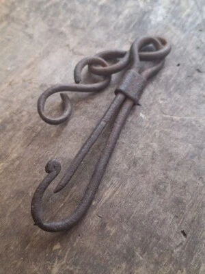 Cerradura de puerta antigua, gancho de cadena rústico de metal, herrajes primitivos para puerta de candado de granero Foto 1 de 4