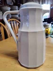 HomeTrends Contemporary 1 Quart White Hot/Cold Glass Lined Carafe Exc Used Cond. - Picture 1 of 4