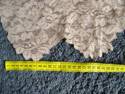 ANCIENNE LARGE DENTELLE MOTIFS RELIEF BEIGE VAGUES  - 10.60 mètres - N 4 - Photo 1/4