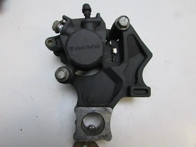 Pinza de freno trasero y soporte de montaje Suzuki GSXR600 GSXR750 K6 K7 2006 Foto 1 de 4