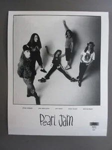 Pearl Jam blanco y negro 8 X 10 brillante foto promocional ¡Acostado en el suelo! - Imagen 1 de 1