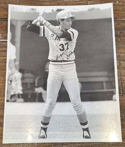 VINTAGE MIGUEL DILONE SIGNED 1977 8X10 PHOTO PIRATEN - Bild 1 von 2