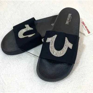 Neu True Religion Damen-Pantoletten Hufeisen Strass schwarz Größe: 6-10 - Bild 1 von 15