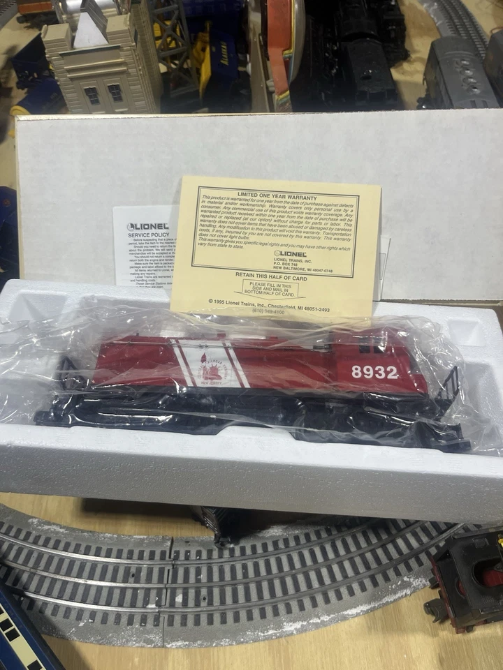 Lionel New Jersey Central Raiload Company NW2 Diesel Switcher #8932 - Image 1 of 4