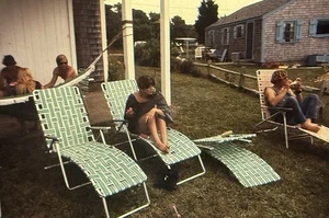 Foto diapositiva vintage 1970 personas sillas de césped verano para pasar el rato - Imagen 1 de 2