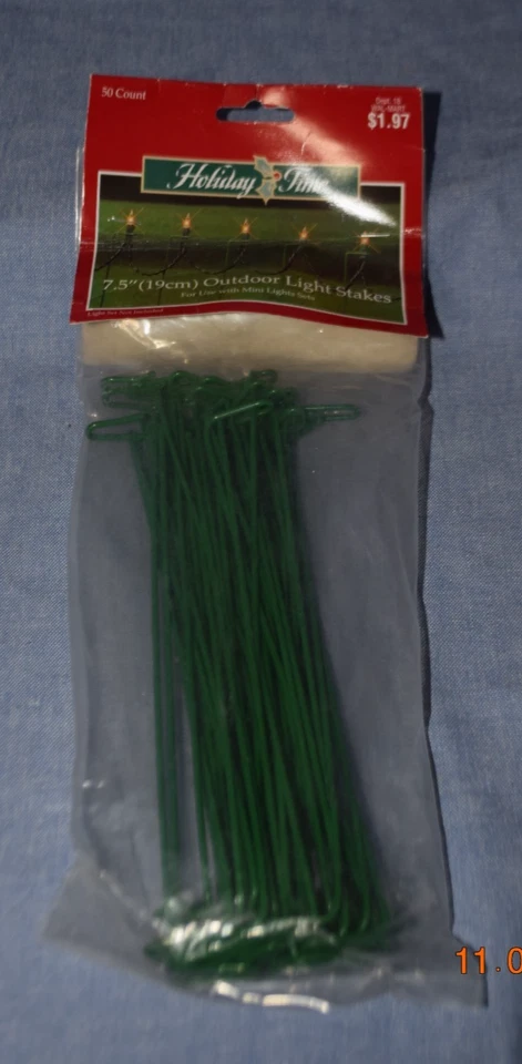 Nuevo en Paquete Holiday Time 7.5" 50 unidades estacas de metal verde para usar con mini juegos de luces Foto 1 de 1