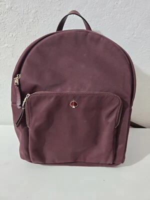 Mochila Kate Spade Taylor Grande Nylon Informal Ajustable Acento Dorado Madera de Cerezo Foto 1 de 4