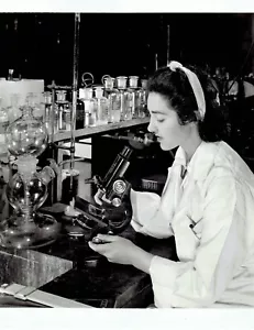 1943 Press Photo Female Pilot works at Firestone Tire & Rubber, uses microscope - Picture 1 of 2