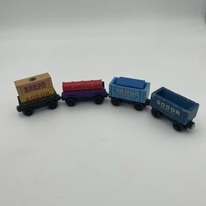 Thomas & Friends Ferrovia in legno 4 x vagoni merci con carico - Foto 1 di 4