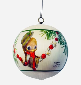 Hallmark Spencer Sparrow 1979 Ornament unzerbrechlich Satin rund Weihnachtsdeko - Bild 1 von 8