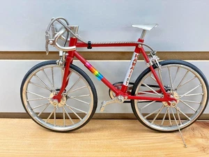 Vintage Hawaii Miniatur Metall Fahrrad Nachbau Regenbogen Design - Bild 1 von 7