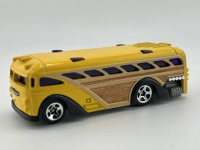 NEW - 2000 HOT WHEELS SURFIN' SCHOOL BUS 1:64 DIECAST 3 1/2" YELLOW SCHOOL BUS - Image 1 of 4