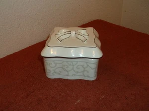 VINTAGE WEDGWOOD BONE CHINA JEWERLY BOX in CELESTIAL PLATINUM  PATTERN - Picture 1 of 7