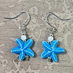 Silberfarbene französische Haken blau & weiß Seestern Glasperlen Ohrhänger. S436 - Bild 1 von 2