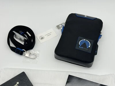 BOLSO BANDOLERA MONTBLANC NEGRO AZUL SPIRIT MINI SOBRE NUEVO 100% GENUINO PRECIO DE VENTA SUGERIDO POR EL FABRICANTE $580 Foto 1 de 4