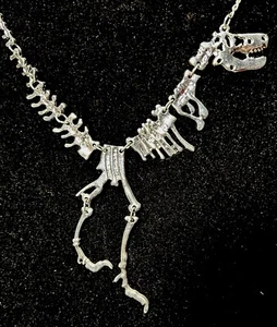 Tolle graue Dinosaurier Statement Halskette #277 - Bild 1 von 3