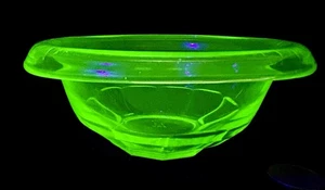 Hazel Atlas Green Vaseline “GLOWS”1 Cup Mixing Bowl 5.5 - Picture 1 of 4