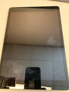Apple iPad (9th Generation) A2602 No display after dropped.For parts only - Afbeelding 1 van 2
