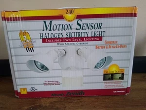 Heath Zenith CB-2009-WH Motion Sensor Security Flood Light Halogen - Picture 1 of 12