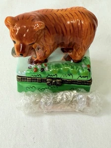 Braunbär mit Lachs Porzellan kleine aufklappbare Schmuckschatulle - Bild 1 von 11