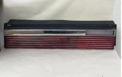 Conjunto de luz trasera lateral derecha Chrysler LeBaron 82-83 OEM#: 04174215 Foto 1 de 4