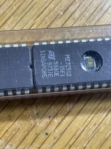 THREE (3) ST M27C512-15F1, UV erasable Eproms in 28 pins ceramic DIP package - Picture 1 of 2