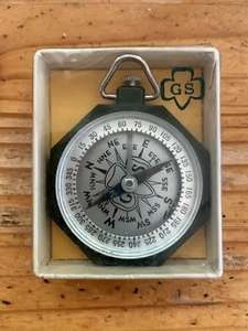 GIRL SCOUTS COMPASS BAKELITE GREEN ORIGINAL BOX AND MANUAL - VINTAGE - Picture 1 of 2